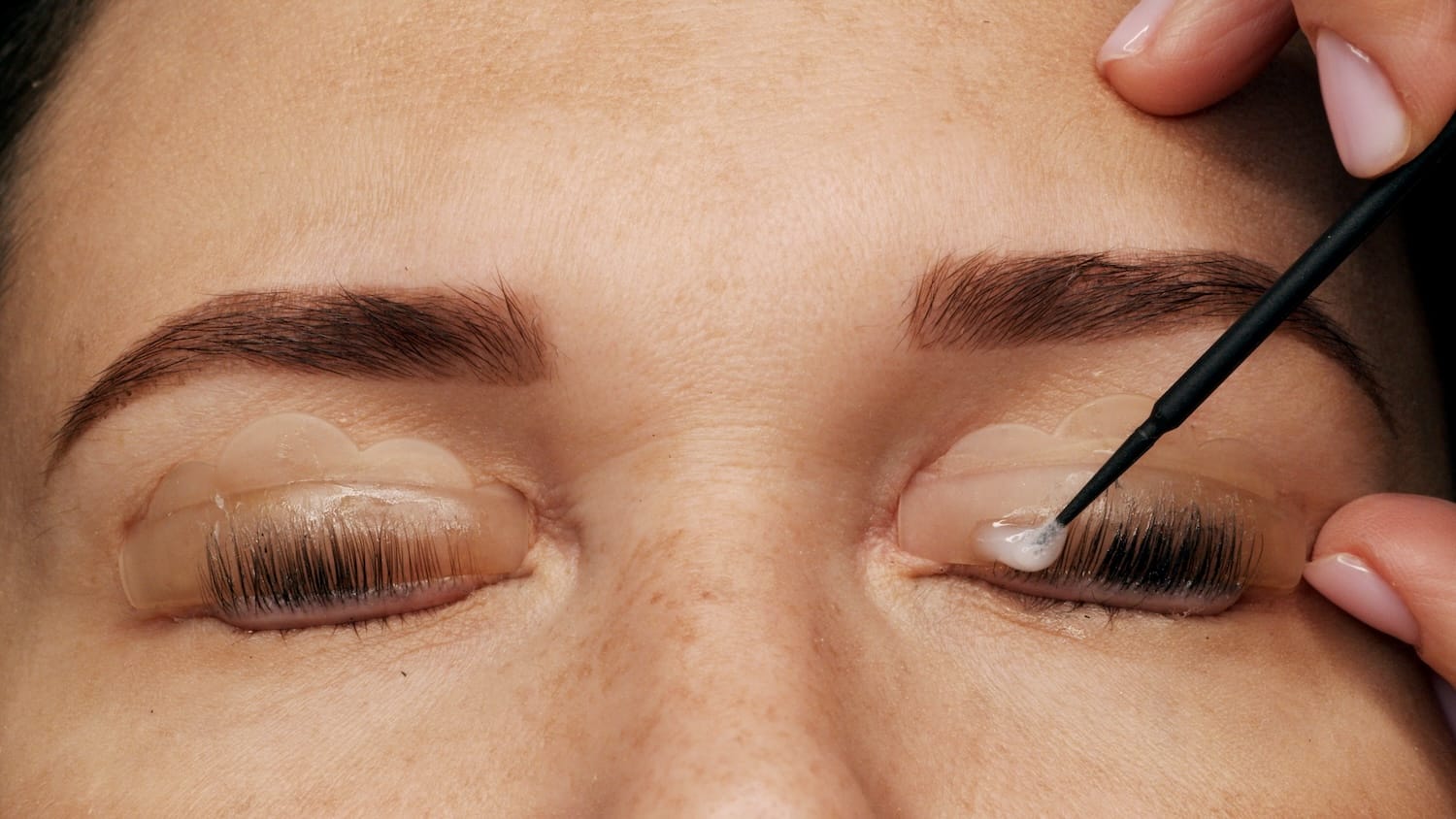 woman-on-modern-eyelash-lamination-procedure-in-a-2023-11-27-05-29-30-utc